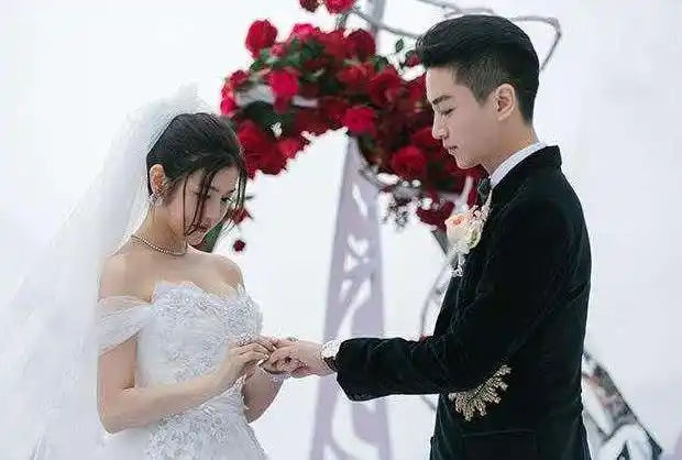 继张馨予大婚后,这对相差13岁明星情侣也结婚,网友纷纷祝福