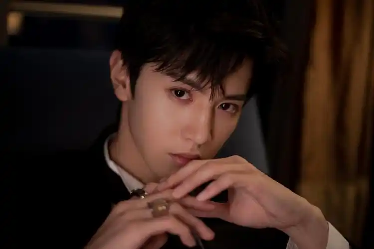 青年演员陈哲远帅气活动写真图片