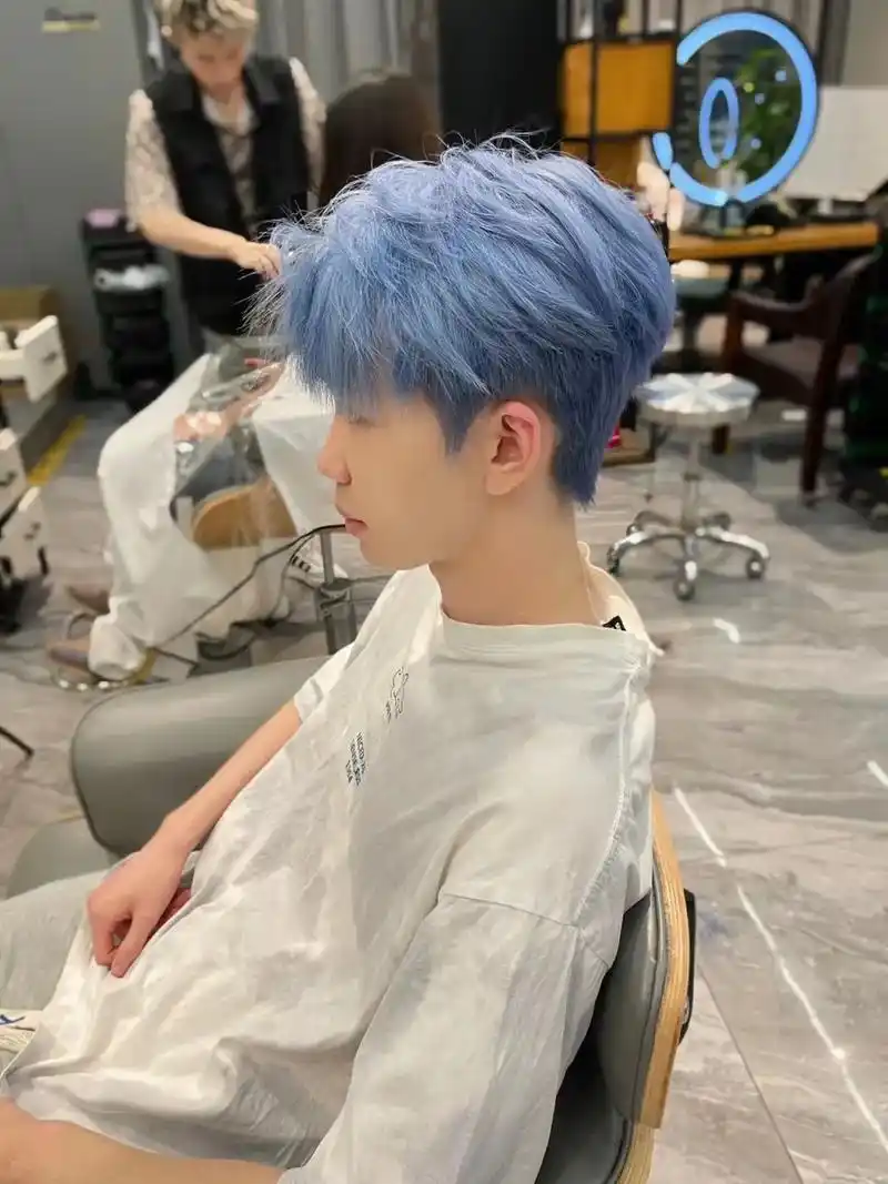 梦幻蓝灰色.#男生潮色染发推荐 #泰裤辣 #潮酷男孩 #童锦 - 抖音