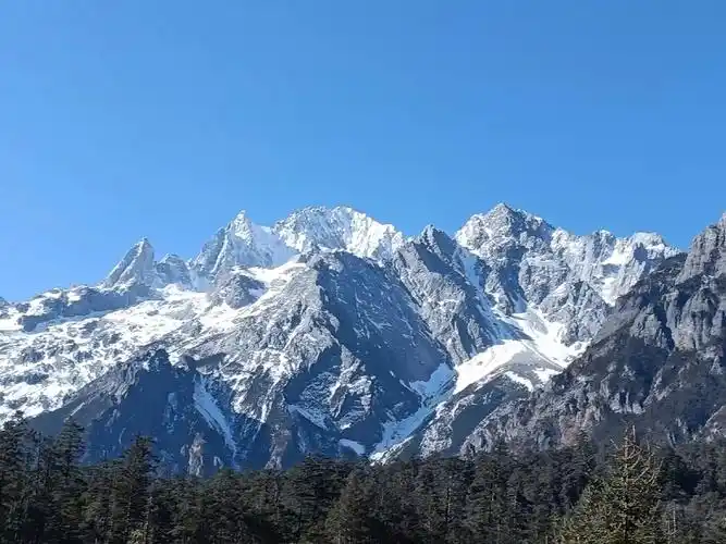玉龙雪山太美了!#雪山美景 #带你看雪景 #寻找冰山上的来客 - 抖音