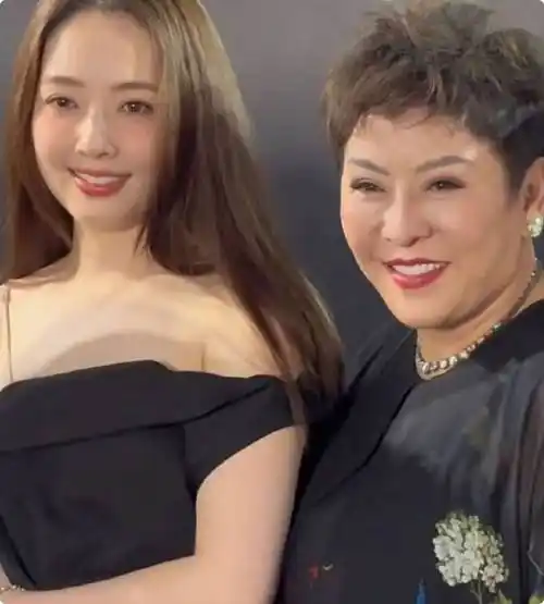 唯一的不同就是郭碧婷看着更年轻一些,脸上也没有太多的皱纹.