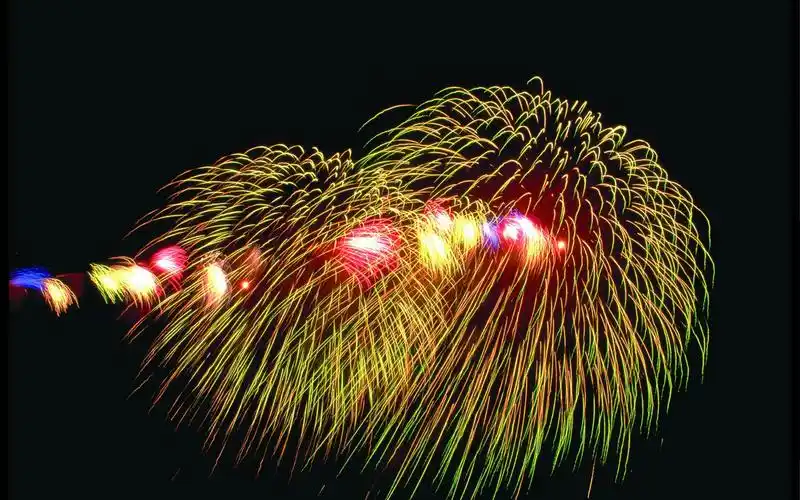 节日中五彩斑斓的烟花桌面壁纸