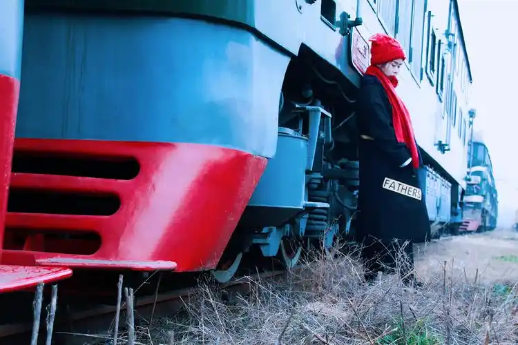 铁道彩色篇|摄影|人像摄影|守护凡心 - 原创作品 - 站酷 (zcool)