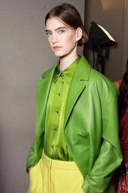 穿好绿色衣服的100种搭配(嫩绿色配什么颜色好看)-正经科普