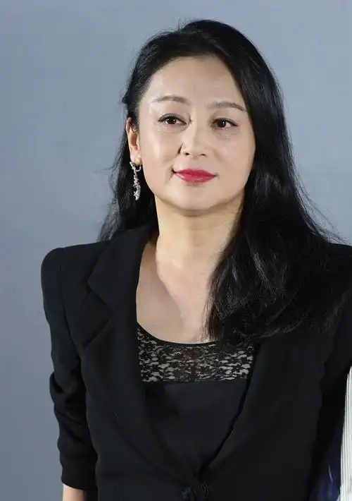 "陈凯歌老婆"丰腴身材挡不住气质,身穿黑色西装,挺有大佬风范