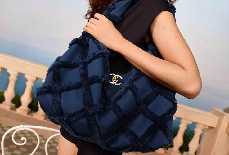 2021早春服装系列报导:取材60年代女星的轻旅行风尚,chanel 邀你漫步