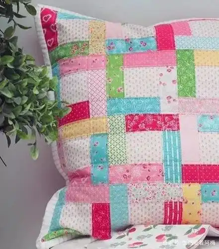 小清新拼布靠枕的制作方法图解,利用不同花色的布条拼出简单的图案,既
