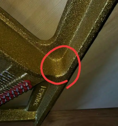 新买的钢琴刚3个月,之前没注意,刚给琴箱里放水瓶时发现的