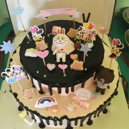 这是爸爸妈妈给我订的生日蛋糕很漂亮是吧我4岁啦!