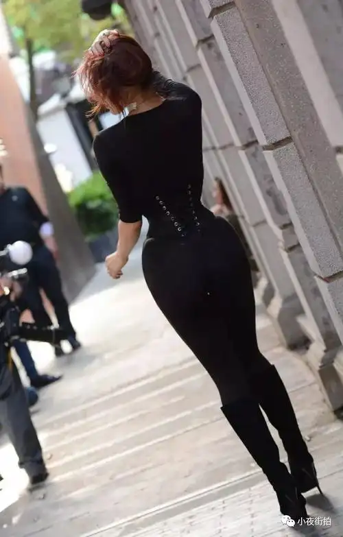 街拍什么是水蛇细柳腰看黑色大v领美女束腰到极致两只手合围