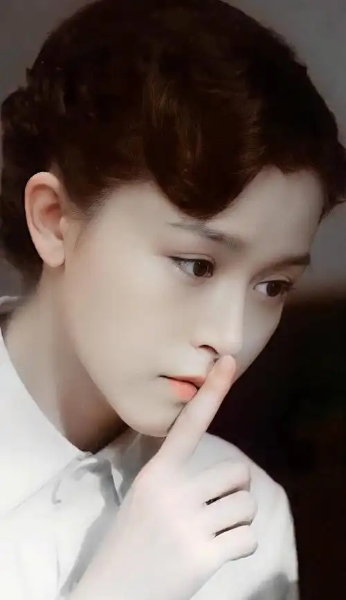 "盼兮"文咏珊发美照,感谢粉丝相伴,枫叶裙鱼骨辫造型减龄!