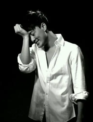 求几张林峰黑白的好像在换衣服的图片,有几张穿着背心也有西装的