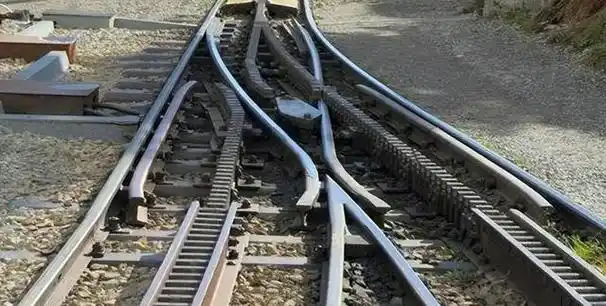 火车轨道的回收利用——探讨废弃铁轨处理方式废弃的火车轨道往往被