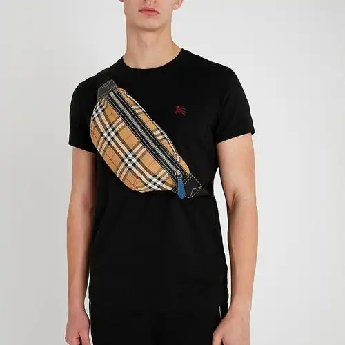 burberry/博柏利 男士圆领短袖t恤衫 棉质 经典战马标 黑色男士上衣