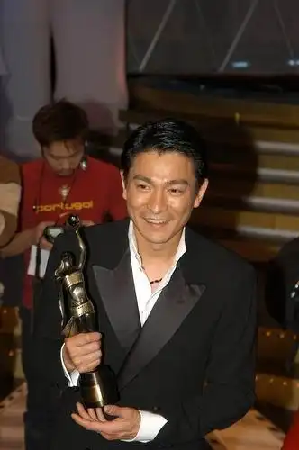 图文香港电影金像奖颁奖礼刘德华手捧奖杯