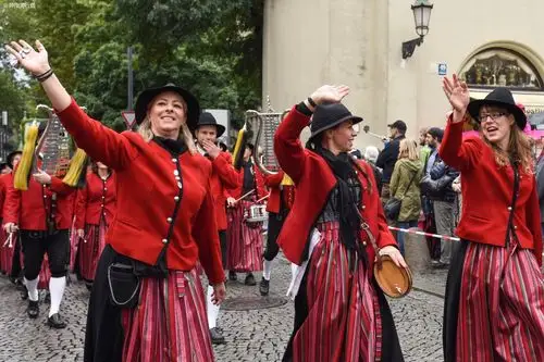 德国慕尼黑啤酒节,全民为酒狂欢,各色帅哥美女嗨爆全城