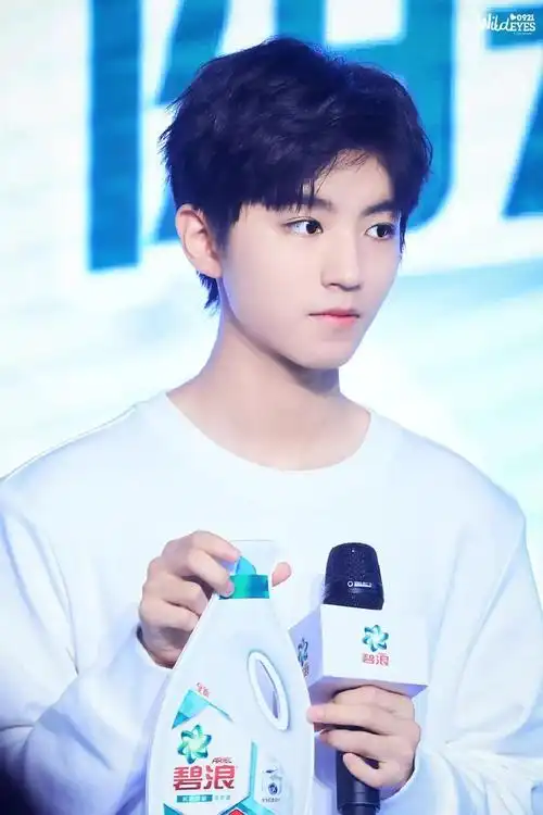 王俊凯最新饭拍,可爱的小表情像是在给"女朋友"撒娇!