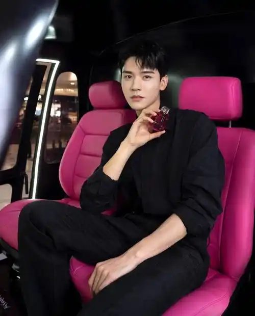 中餐厅更新龚俊身穿花蝴蝶衬衫太养眼妥妥的大学生