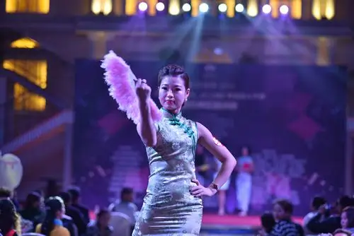 届环球夫人大赛湖北赛区总决赛在武汉举行,13名入围选手通过旗袍秀