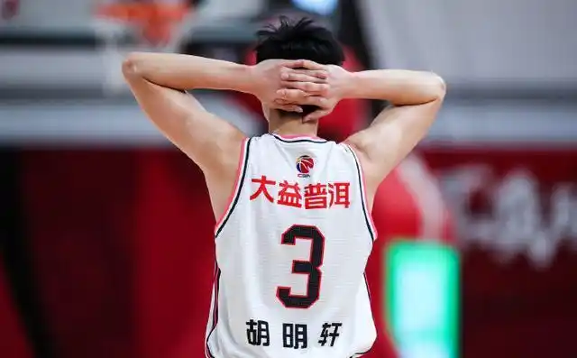 胡明轩无缘男篮真因曝光治疗药物遭严查杜锋做出正确的决定