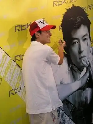 图文:陈冠希出席签名大典受赠波鞋-(6)