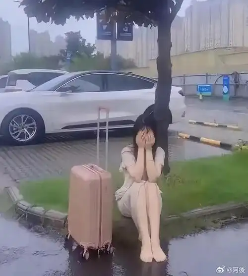 一女子在雨中痛哭,这幅画面真是令人心疼,我其实想上去帮忙问问.