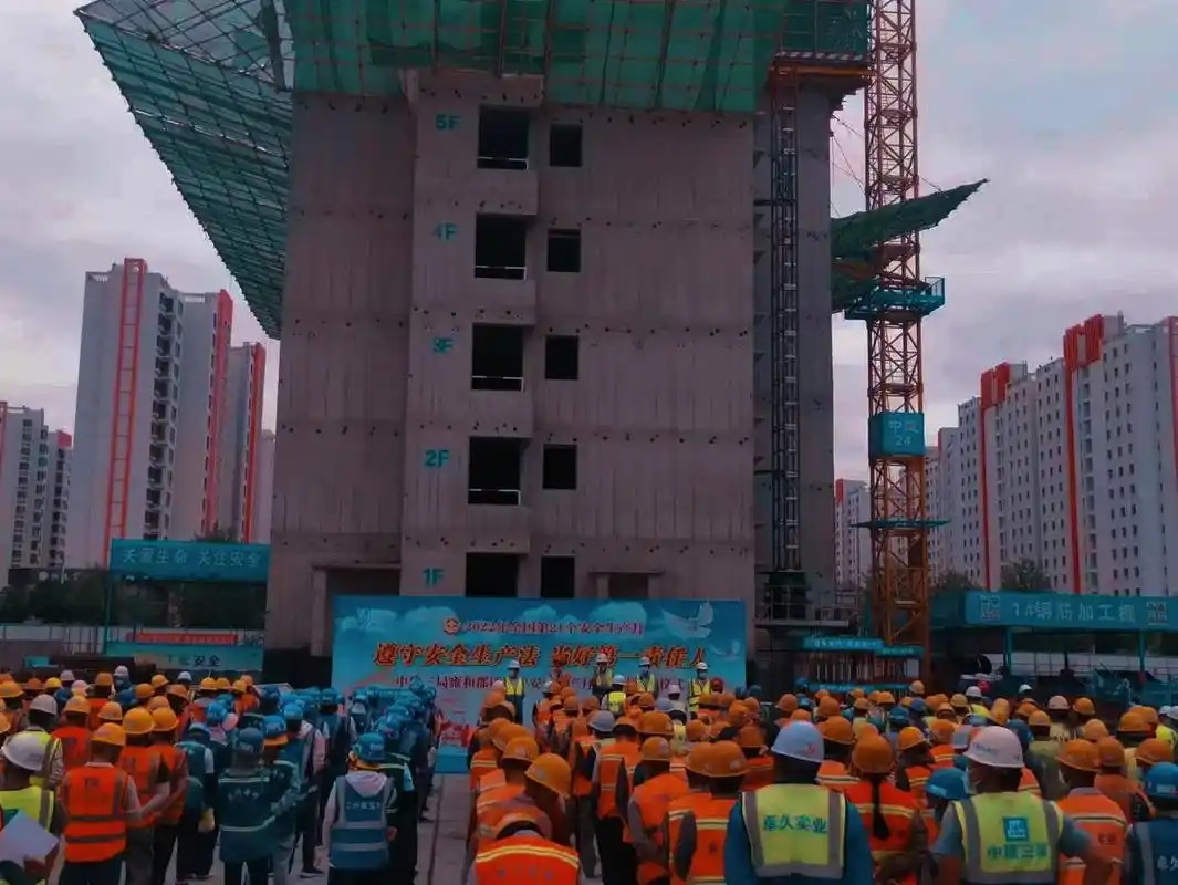 选工地 抱砖头 离家千里 建设大西北#我要我们在一起 #工地 - 抖音