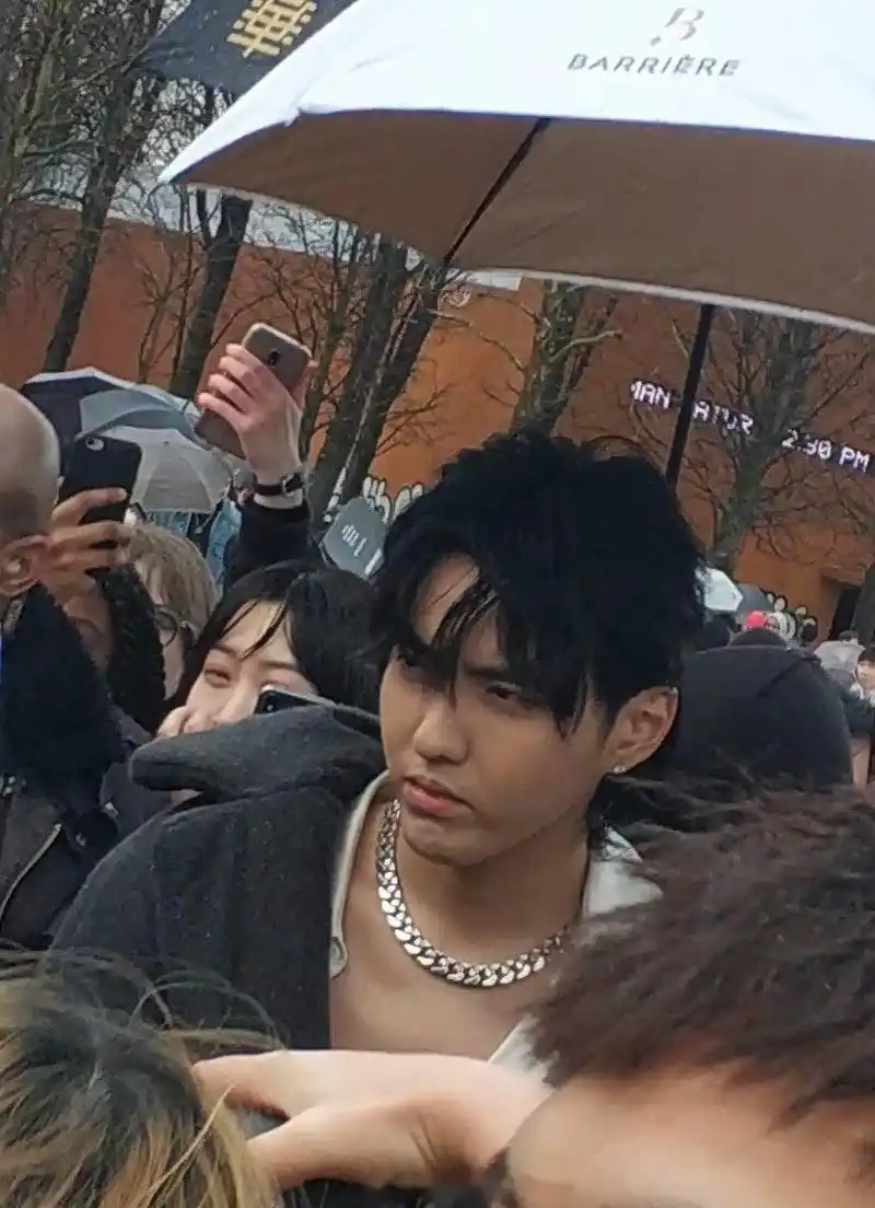 网友投稿吴亦凡参加巴黎时装周的一张路人生图,和精修图差别也太大了