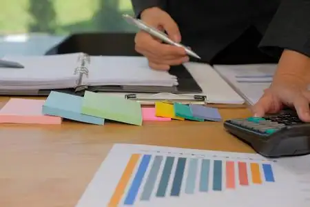 财务顾问在办公室使用计算器.会计和计算收入和预算.簿记员进行计算.