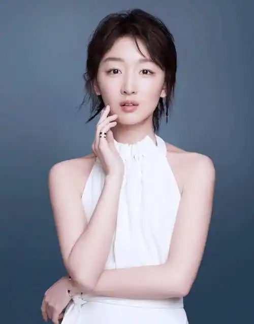 周冬雨的短发发型的精髓在于"又乱又蓬",但又乱的有逻辑,重点是让头顶