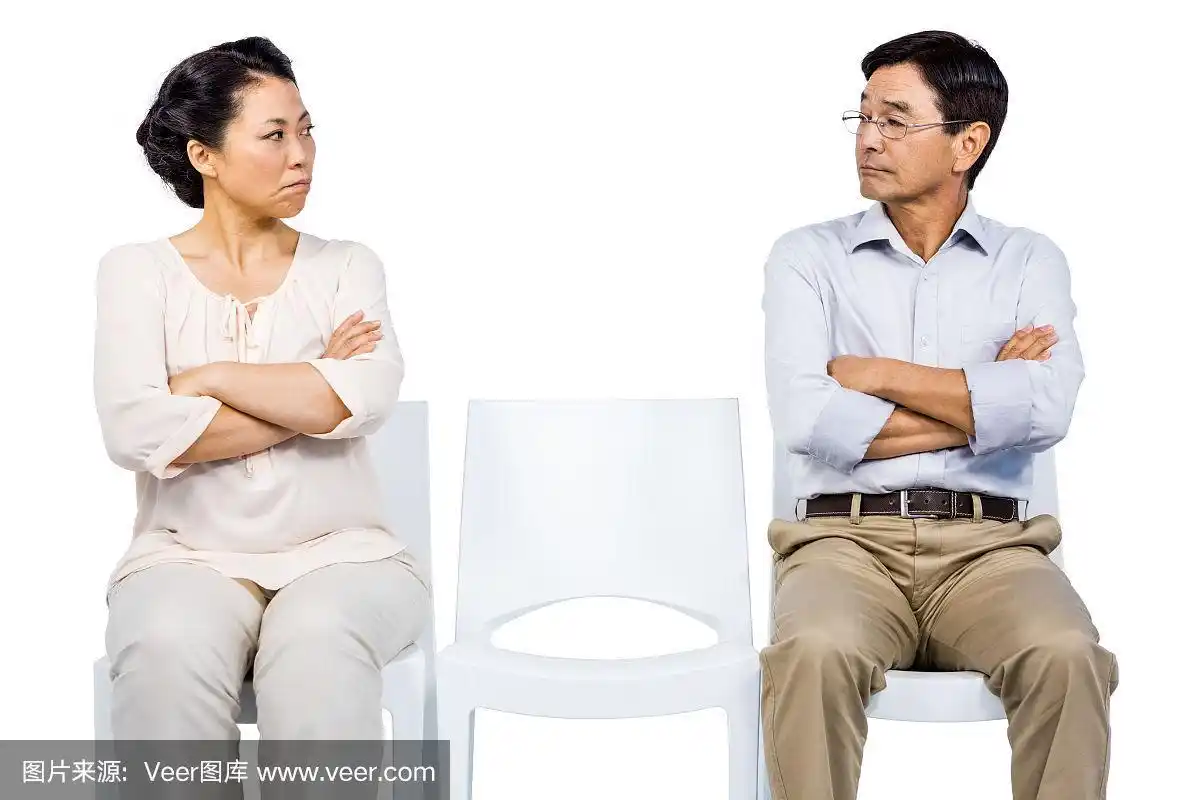 一对年老的亚洲夫妇在吵架