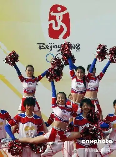 图:青岛奥帆赛场上的啦啦队激情四射