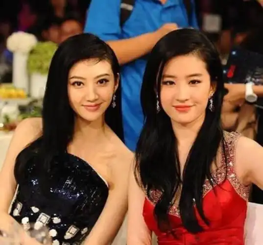 从她们的合影中不难发现,景甜那双电力十足的大眼睛,仿佛就是她比肩