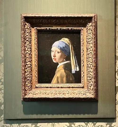 带珍珠耳环的少女