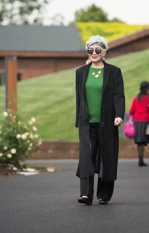 退休奶奶们独特的时尚穿搭风格