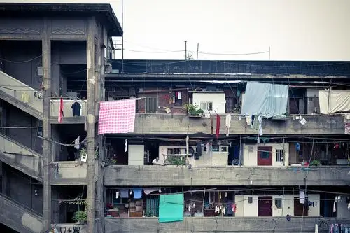 我们把那个老人留在了筒子楼