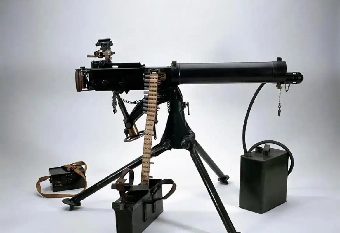 李鸿章首次见马克沁机枪,没问性能反问一个问题,让现代人心酸
