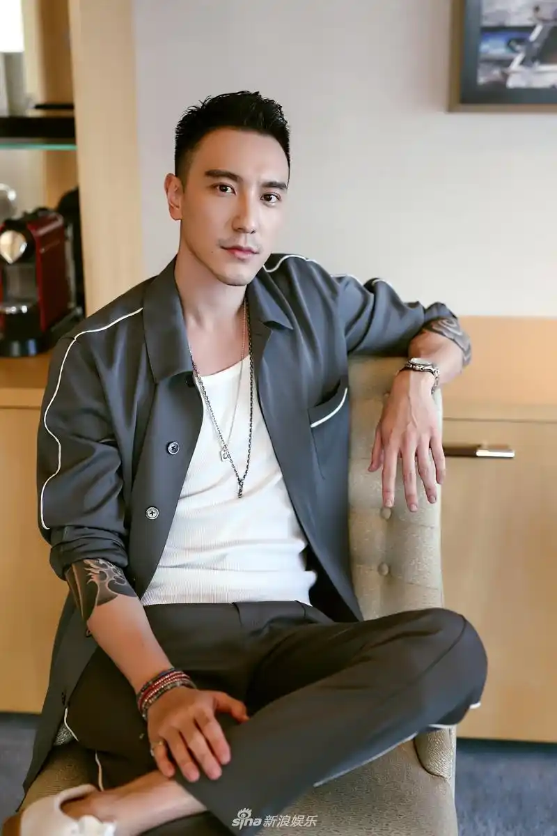 新浪娱乐讯 近日,王阳明身着墨绿色的上衣长裤搭配白t出席某活动,简约