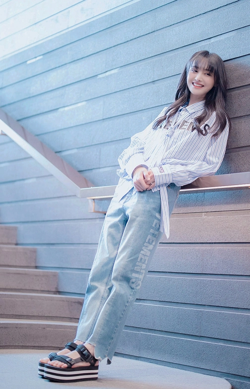 有种"天然自信"叫郑爽,素颜拍宣传片,黑眼圈八字纹还原30岁