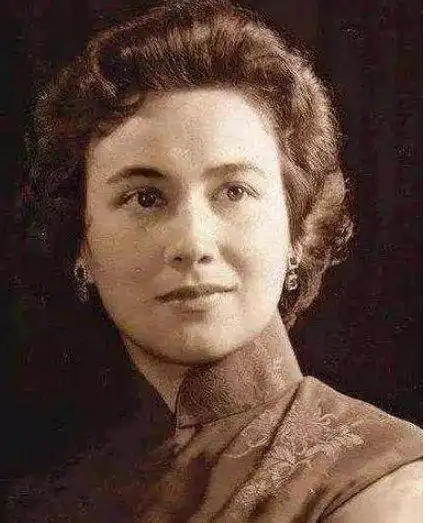 赌王大女儿何超英从最美千金沦落为疯婆子是谁害了她