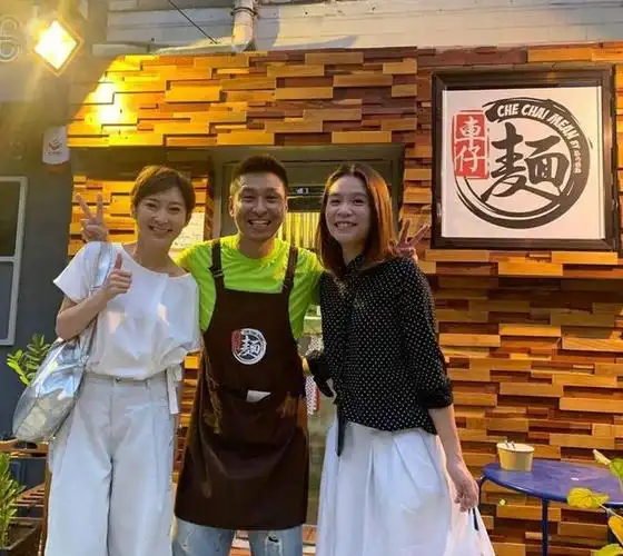 可惜前两年由于疫情的冲击,他的餐饮店规模一缩再缩,目前只剩下一间车