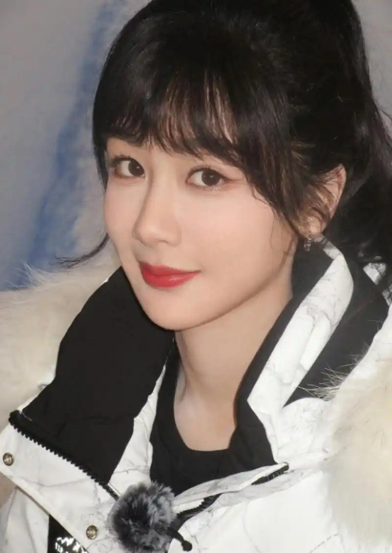 好久没有看到杨紫那标志性的齐刘海了!