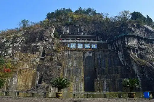 【携程攻略】新昌双林石窟景点,白云广场前方就是双林石窟,首先入目的