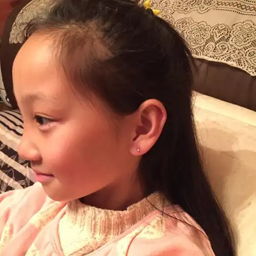 有一个美丽的小女孩,她的名字叫小薇