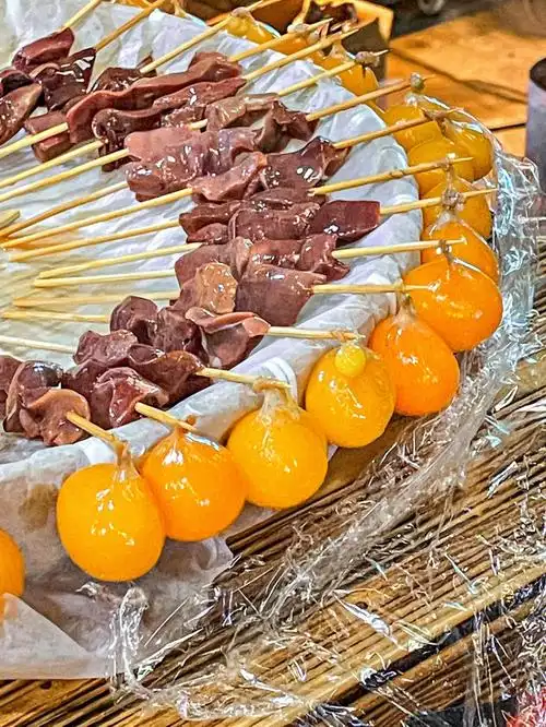 隐藏在咖啡店的提灯烧烤夜市摊