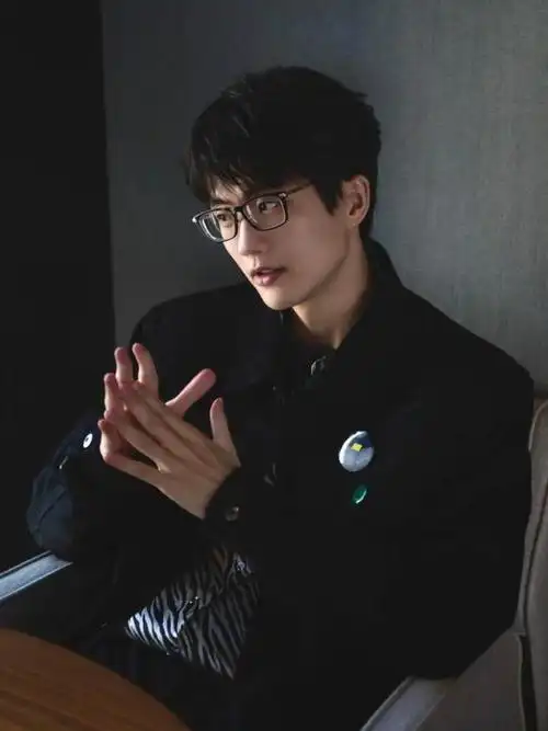 来百度app畅享高清图片许嵩出生于1986年,他的父母都是普通的工薪阶层