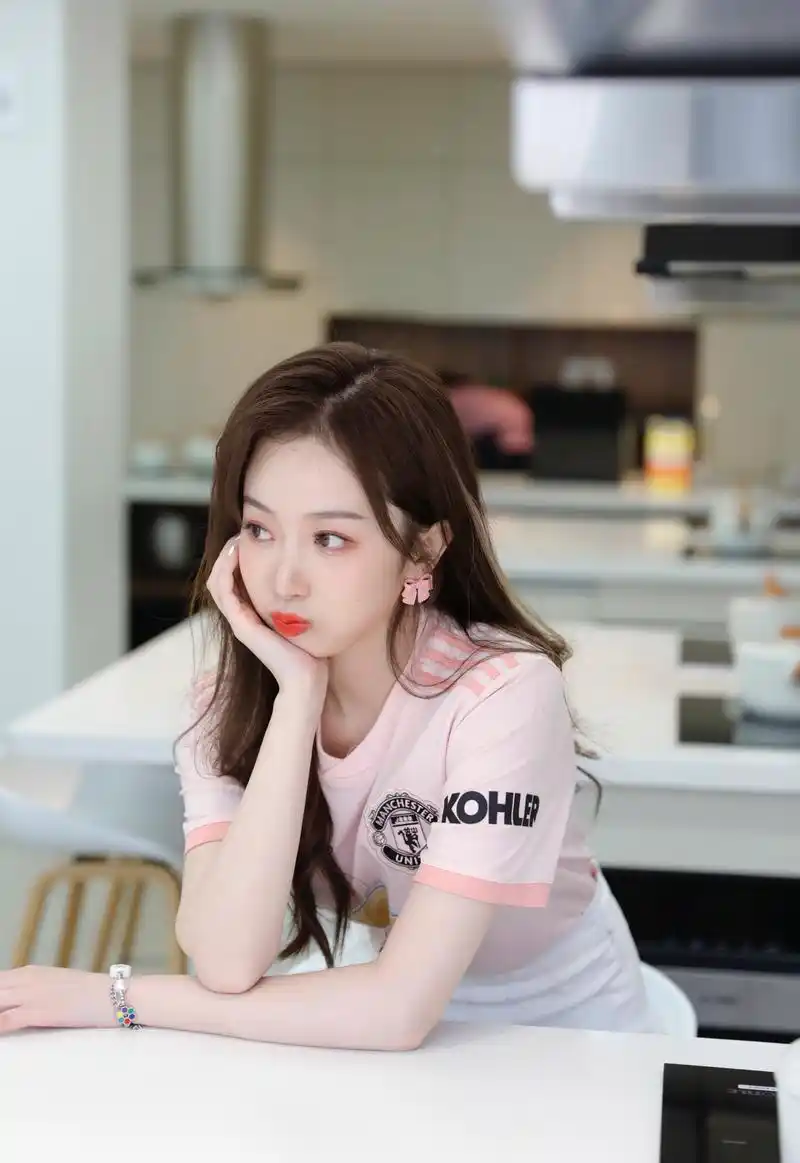 裴优,身材高挑的腾讯nba美女主播,女神范十足