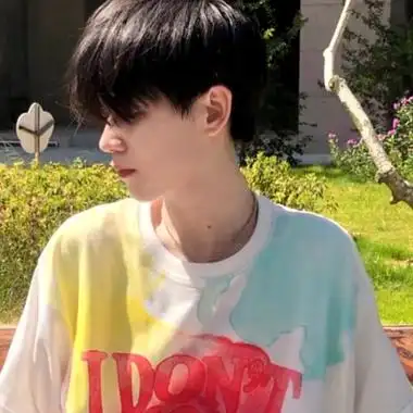 露半张脸的男生个性头像高清图片