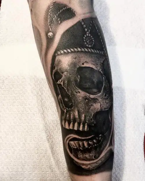 小臂黑灰写实骷髅纹身图案