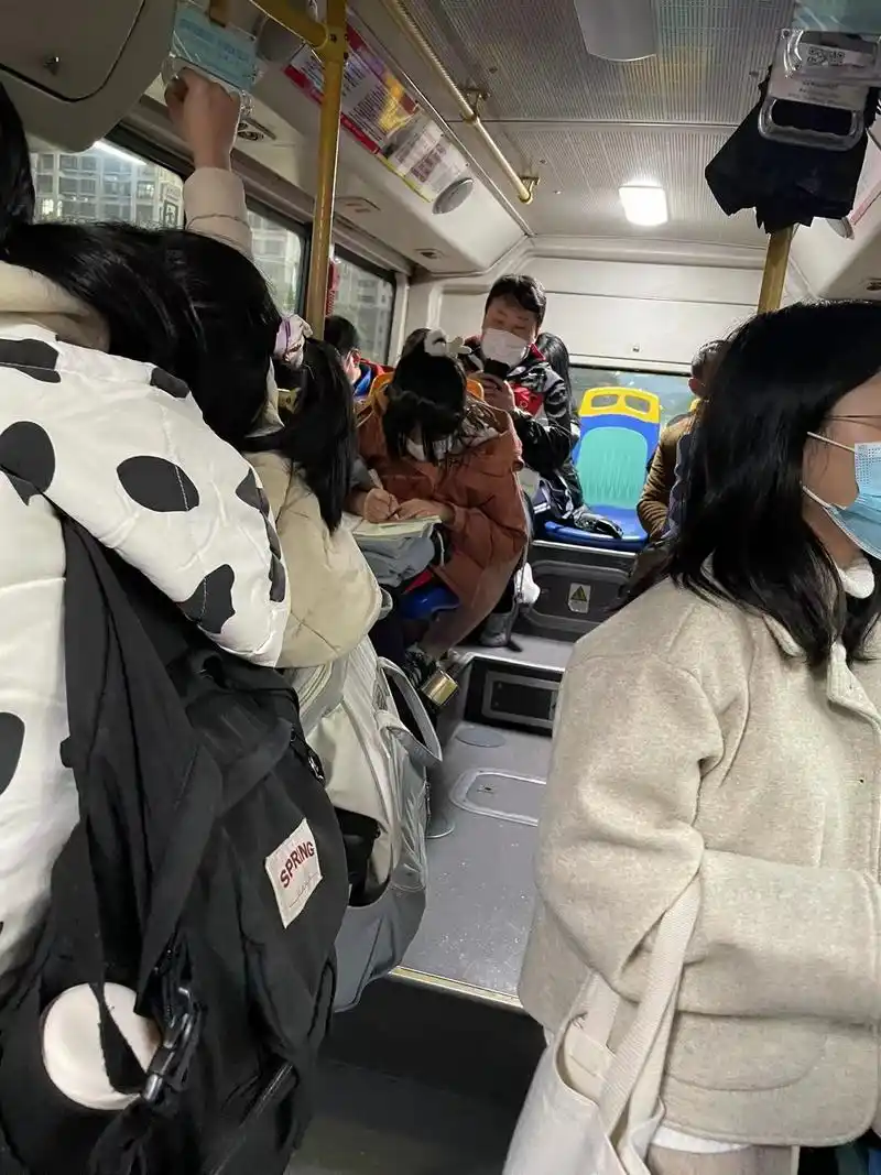 一组学生坐公交照片曝光,所谓的学霸光环,不过是平时的日积月累